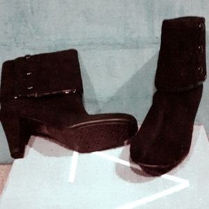 Women above ankle suede like button design boots.